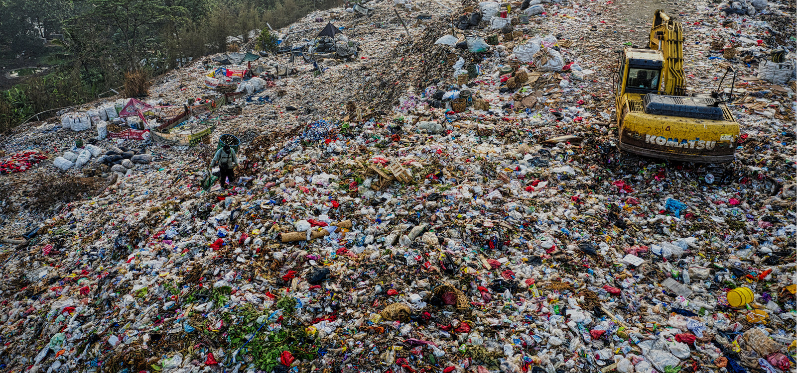 <div class="head-w" style="color:white">WE HAVE A PROBLEM: <br> PLASTIC</div>
